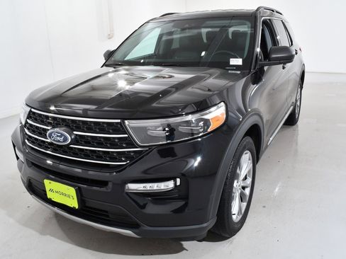 Used 2022 Ford Explorer XLT w/ Equipment Group 202A image 2