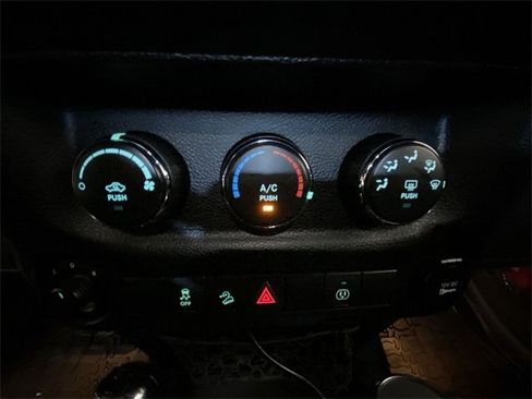 Used 2014 Jeep Wrangler Unlimited Sahara image 18