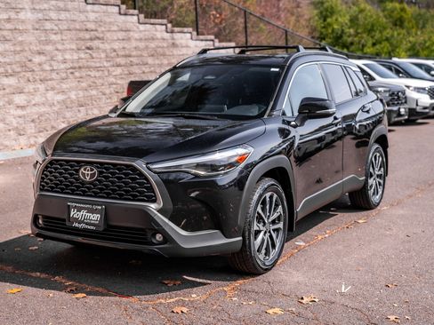 Used 2023 Toyota Corolla Cross XLE w/ Convenience Package image 11