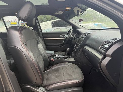 Used 2019 Ford Explorer XLT w/ Equipment Group 202A AWD/4WD image 15