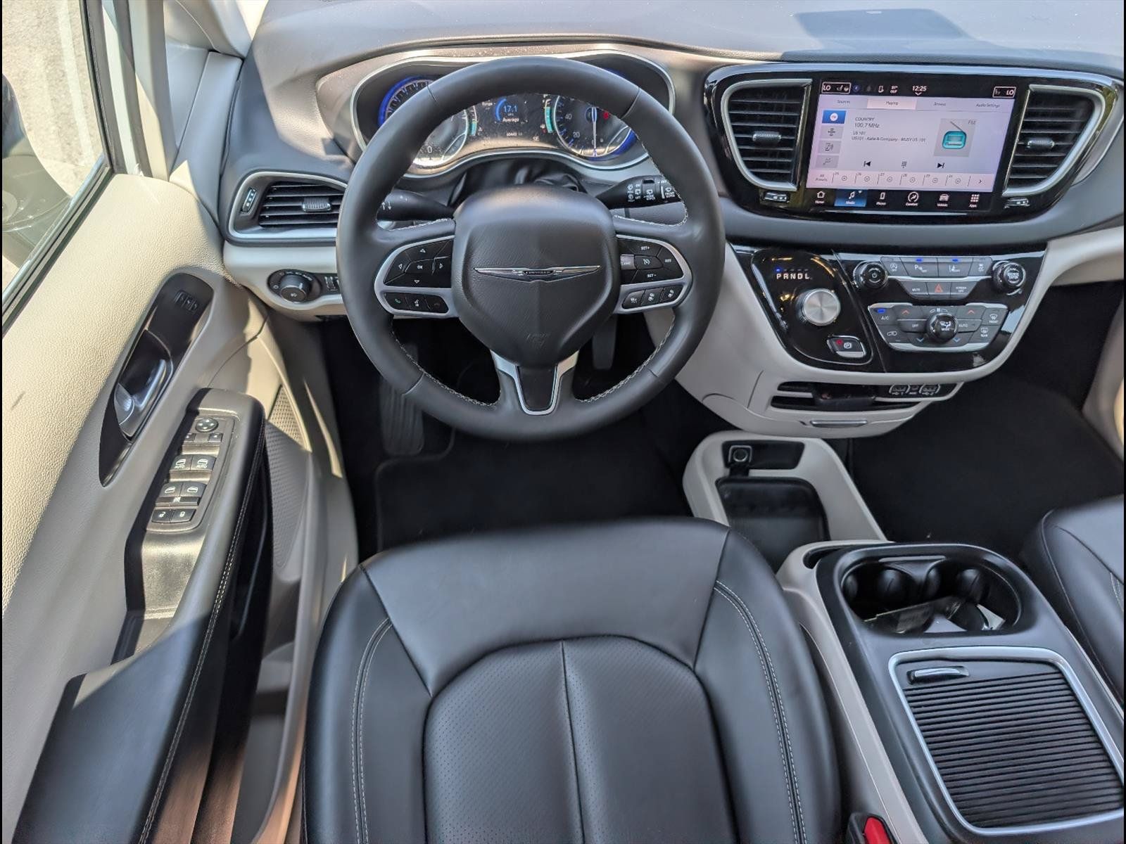 Used 2024 Chrysler Pacifica Touring-L FWD image 10