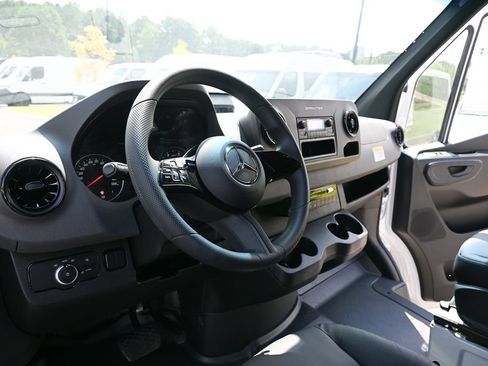 Used 2025 Mercedes-Benz Sprinter 2500 image 6