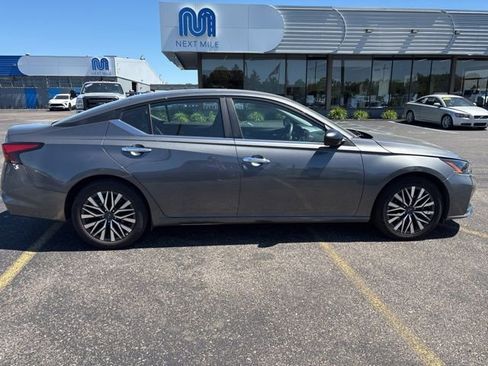 Used 2025 Nissan Altima 2.5 SV FWD image 6