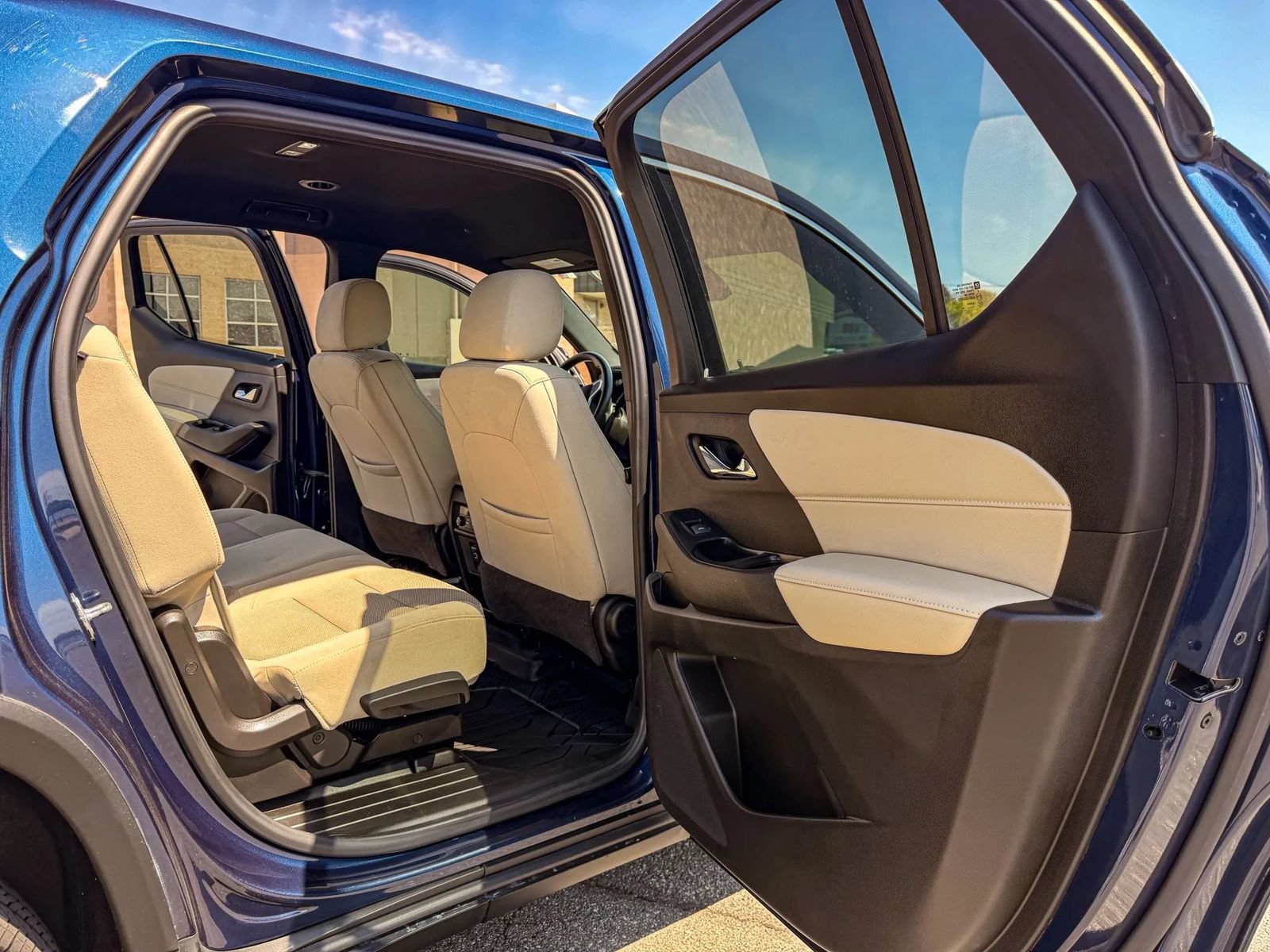 Used 2022 Chevrolet Traverse LS FWD image 12