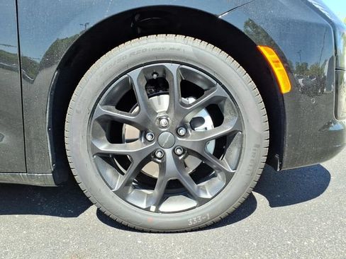 New 2027 Chrysler Pacifica Limited w/ S Appearance Package FWD image 9