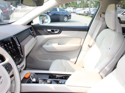 Used 2022 Volvo XC60 B5 Momentum AWD/4WD image 14