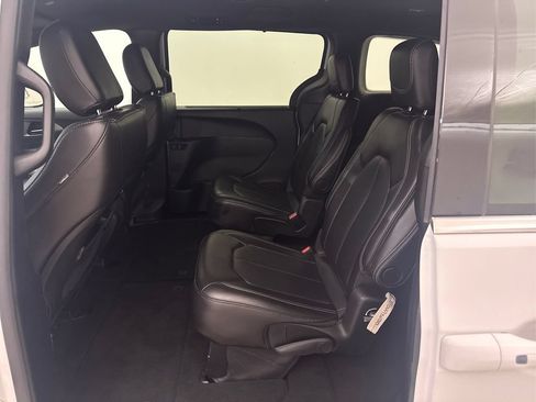 Used 2025 Chrysler Pacifica Select FWD image 17