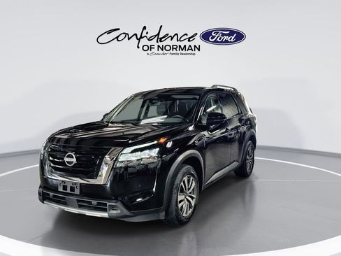 Used 2025 Nissan Pathfinder SL FWD image 3