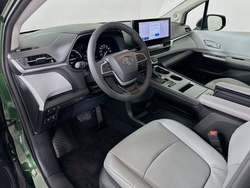 Used 2025 Toyota Sienna XLE w/ XLE Plus Package image 9