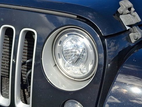 Used 2018 Jeep Wrangler Sahara image 10