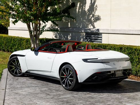 Used 2019 Aston Martin DB11 Volante image 2
