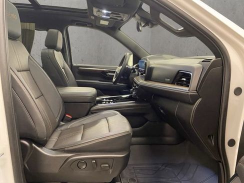 Used 2025 Chevrolet Suburban High Country AWD/4WD image 21