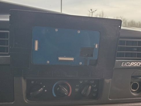 Used 2001 Ford Excursion XLT image 34