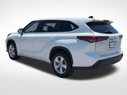 Used 2024 Toyota Highlander LE FWD image 3