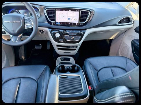 Used 2024 Chrysler Pacifica Touring-L FWD image 32