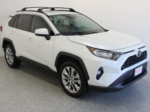 Used 2021 Toyota RAV4 XLE Premium FWD image 4