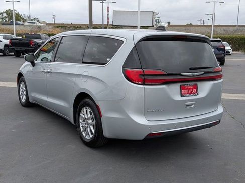 Used 2023 Chrysler Pacifica Touring-L FWD image 12