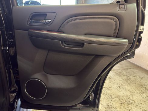 Used 2014 Cadillac Escalade Luxury image 25