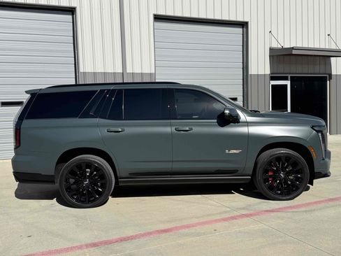 Used 2025 Cadillac Escalade V w/ LPO, ONYX Package image 31