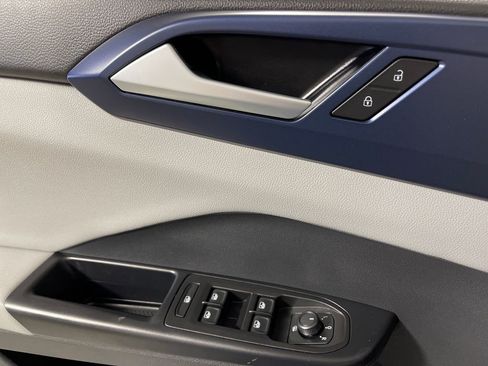 Used 2023 Volkswagen Taos SE image 18