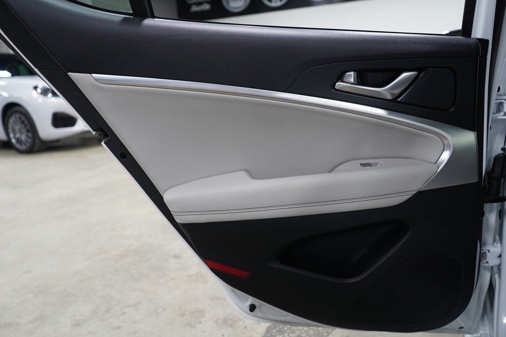 Used 2020 Genesis G70 2.0T RWD image 18