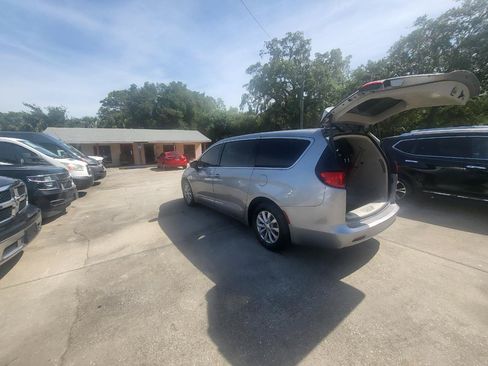 Used 2017 Chrysler Pacifica Touring w/ Tire & Wheel Group FWD image 46