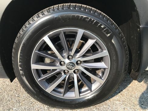Used 2017 Toyota Highlander XLE w/ Carpet Mat Package AWD/4WD image 12