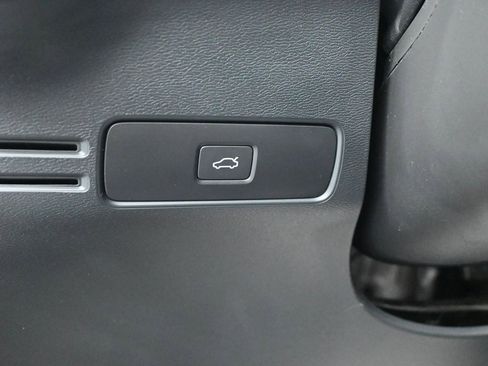 Used 2024 Volvo XC40 B5 Ultimate w/ Protection Package Premier image 22