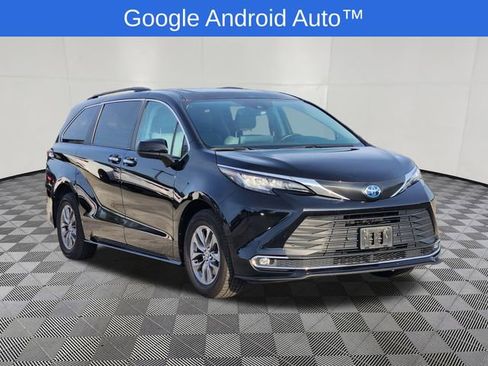 Used 2023 Toyota Sienna XLE image 2