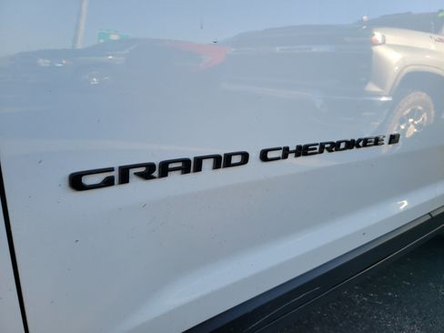 Used 2024 Jeep Grand Cherokee Altitude RWD image 8