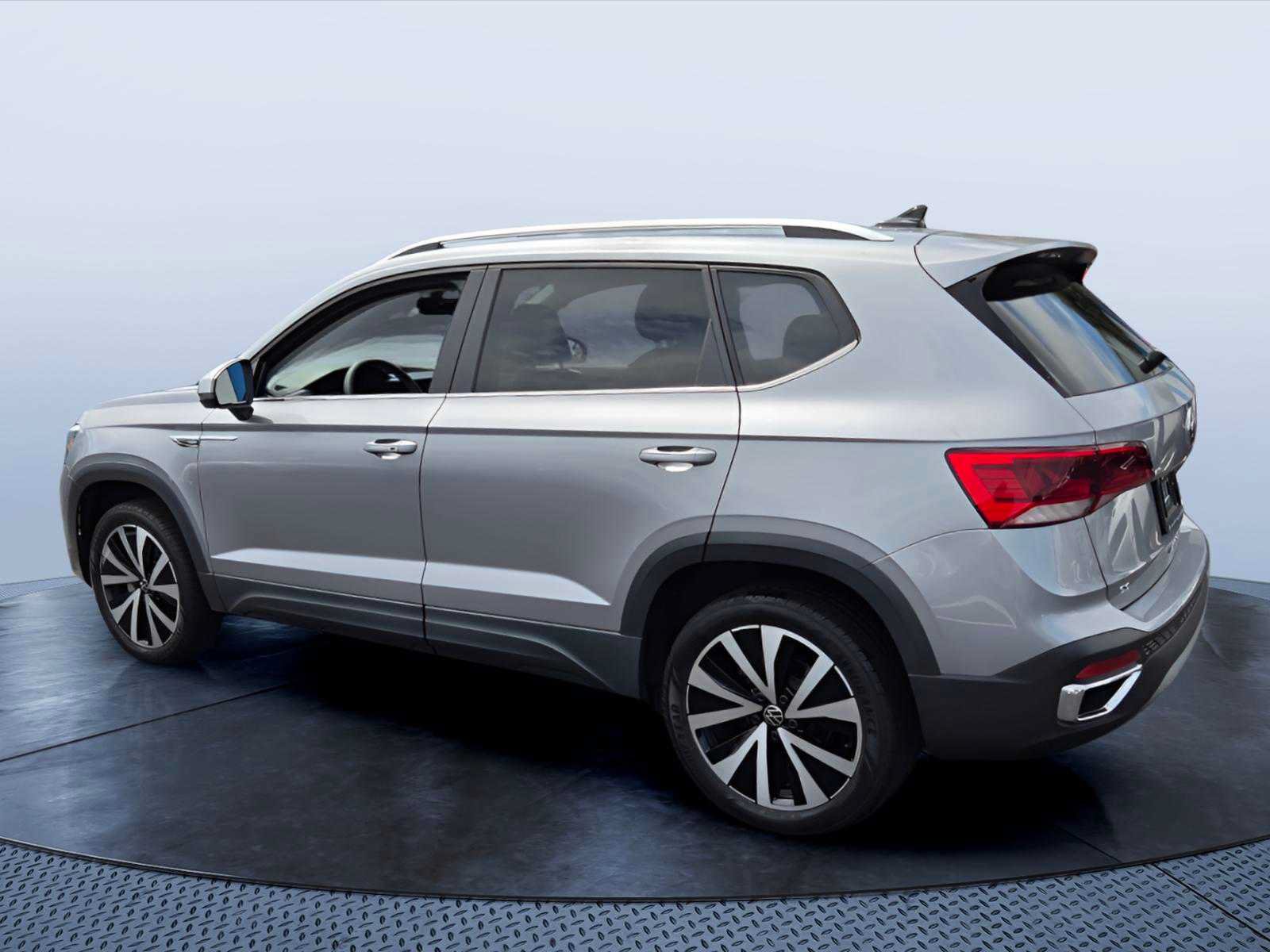 Used 2023 Volkswagen Taos SE FWD image 5