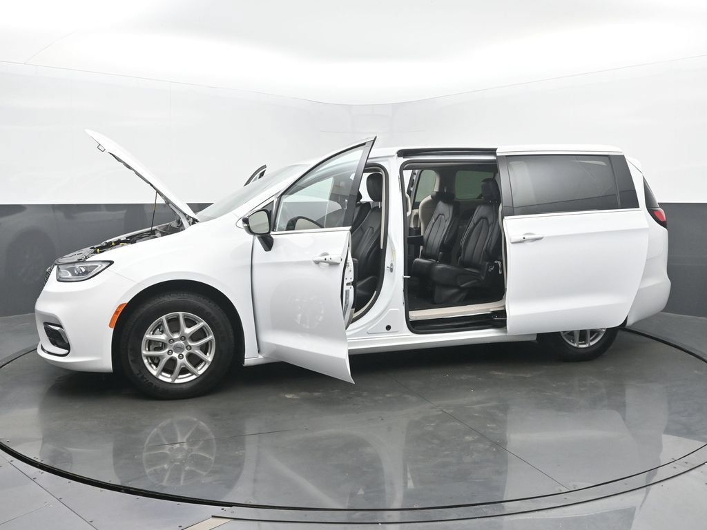 Used 2024 Chrysler Pacifica Touring-L FWD image 58