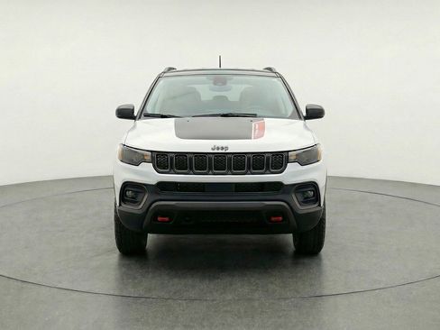 Used 2025 Jeep Compass Trailhawk image 2