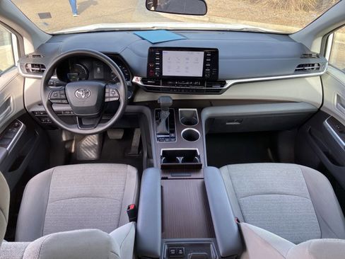 Used 2024 Toyota Sienna LE image 43