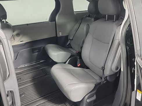 Used 2022 Toyota Sienna XLE image 17