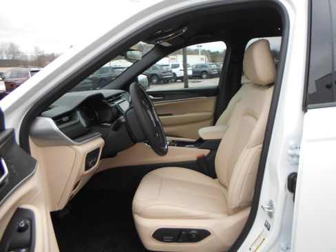 New 2025 Jeep Grand Cherokee Limited image 6