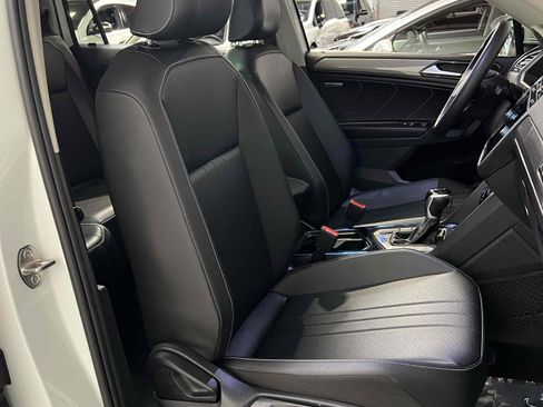 Used 2023 Volkswagen Tiguan SE w/ Panoramic Sunroof Package image 45