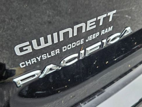 New 2025 Chrysler Pacifica Select image 10