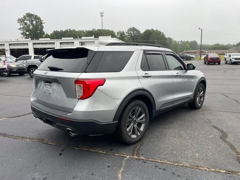 Used 2023 Ford Explorer XLT w/ Equipment Group 202A RWD image 3