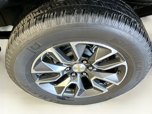 Used 2023 Chevrolet Silverado 1500 LT AWD/4WD image 11