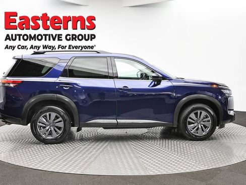 Used 2025 Nissan Pathfinder SV FWD image 4