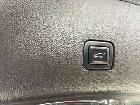 Used 2023 Chevrolet Traverse LT image 10