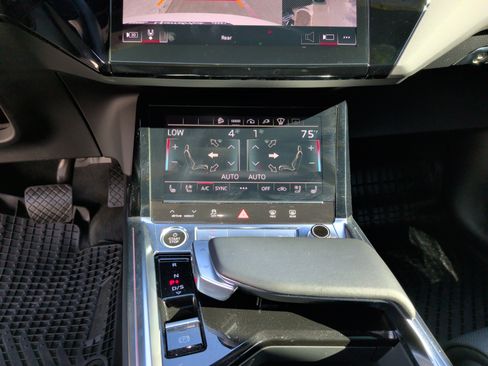 Used 2023 Audi e-tron Prestige w/ Prestige Package image 29