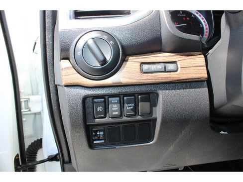 Used 2018 Nissan Titan SL w/ Chrome Package AWD/4WD image 19