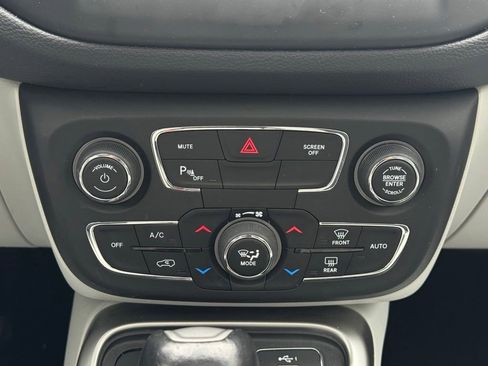 Used 2019 Jeep Compass Latitude w/ Cold Weather Group AWD/4WD image 40
