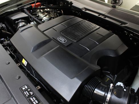 Used 2024 Land Rover Defender 110 SE image 16