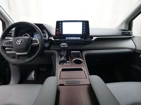 Used 2023 Toyota Sienna XLE FWD image 5