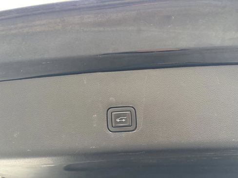 Used 2021 Chevrolet Traverse LT image 35