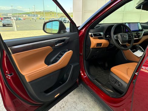 New 2026 Toyota Highlander Platinum image 12