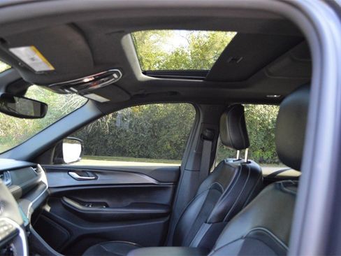 Used 2023 Jeep Grand Cherokee Altitude image 14